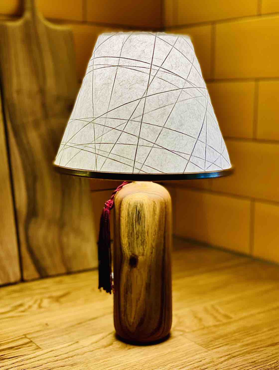 lámpara de mesa de madera torneada y pantalla de papel japonés monsieur lampièrre