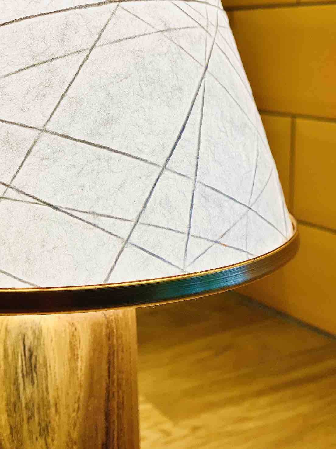 lámpara de mesa de madera torneada y pantalla de papel japonés monsieur lampièrre
