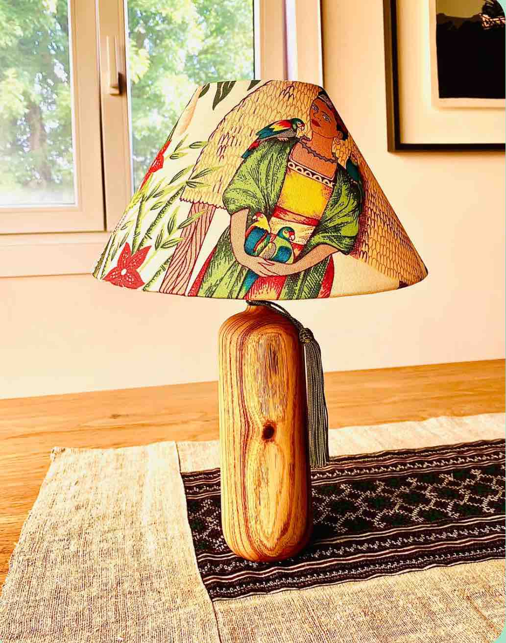 Lámpara de mesa con base de madera torneada y pantalla textil Frida
